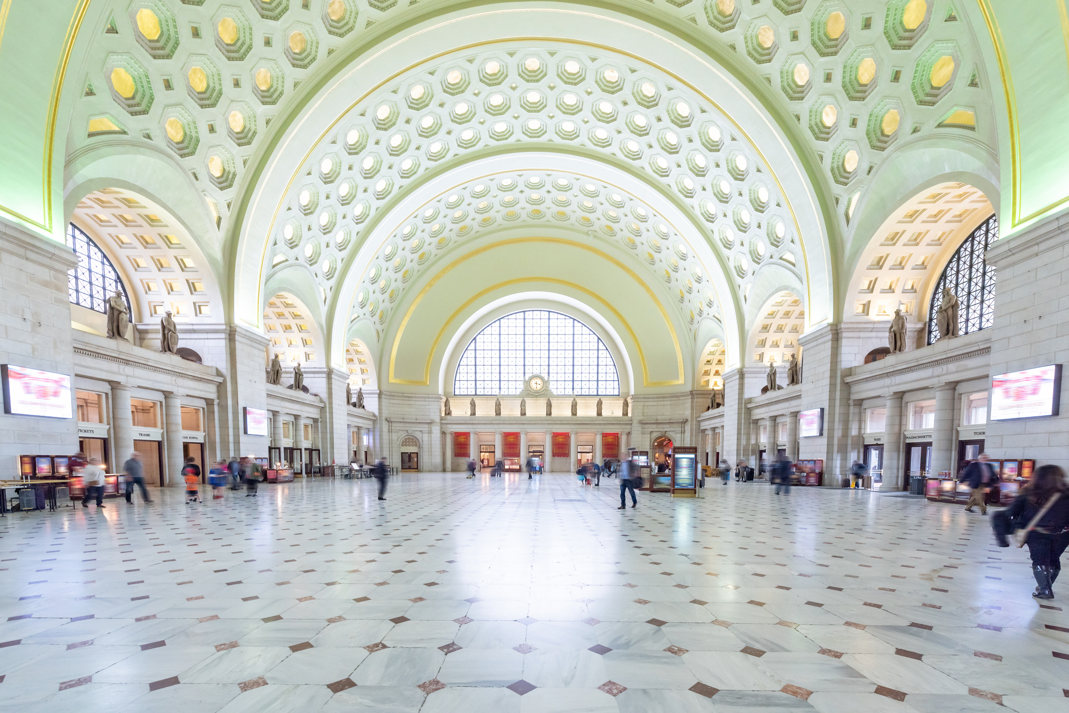 Union Station in capital city, arches architecture in main hall - © jimfeng / iStock / Getty Images Plus